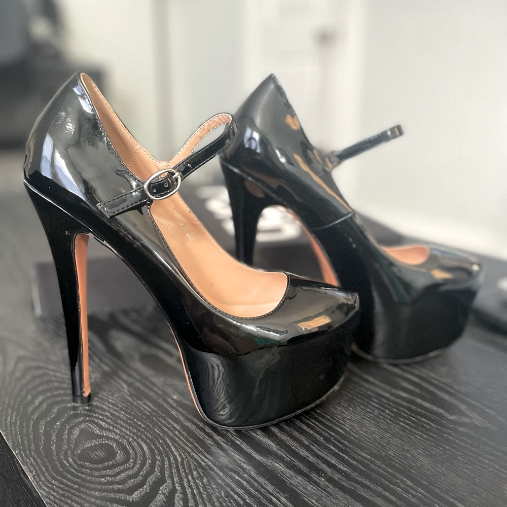 Black Mary Jane Platform Pump/Pleasers